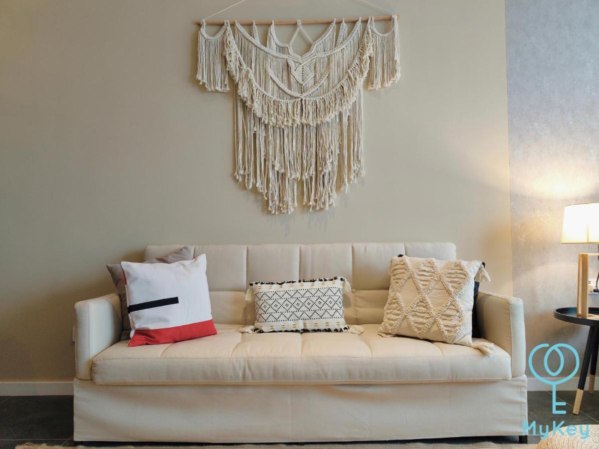 Scarletz Suites By Mykey Kuala Lumpur Dış mekan fotoğraf A modern macramé wall hanging